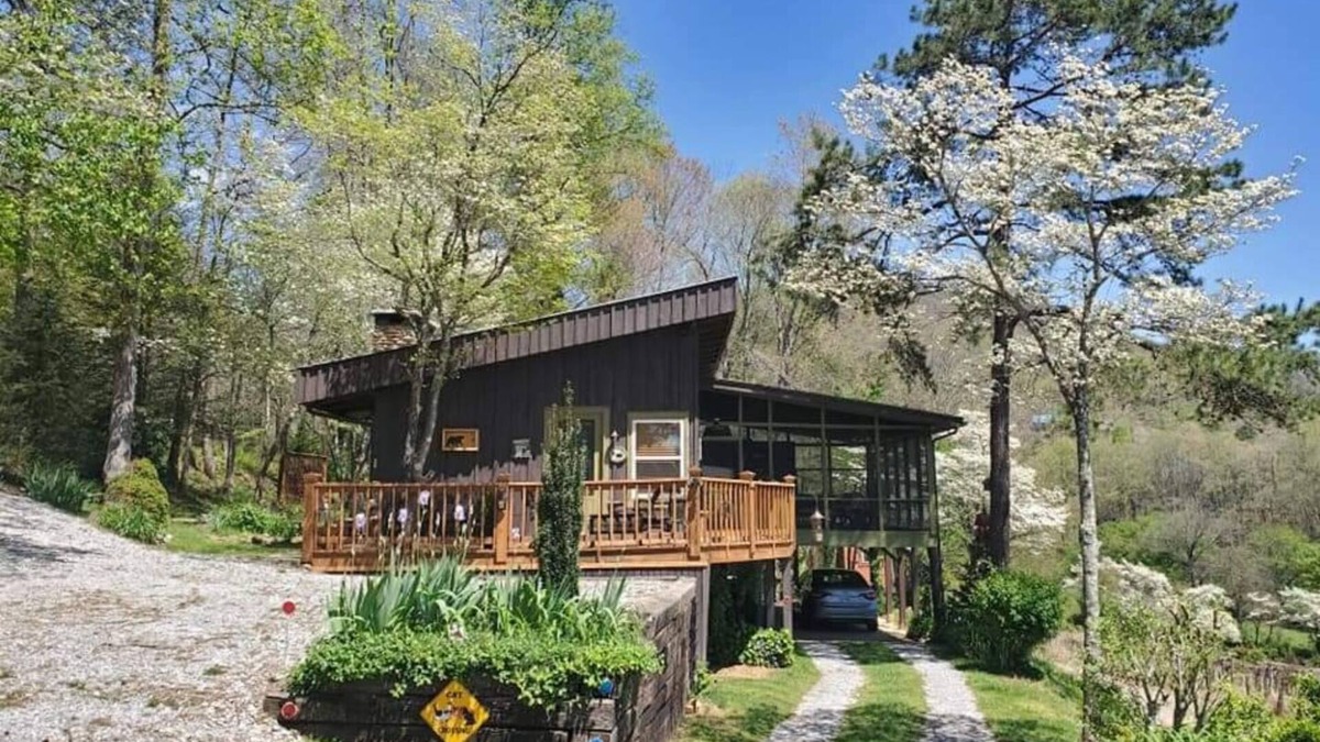 Franklin House | Mountain view cabin, fully remodeled, huge screen in porch with panoramic view.