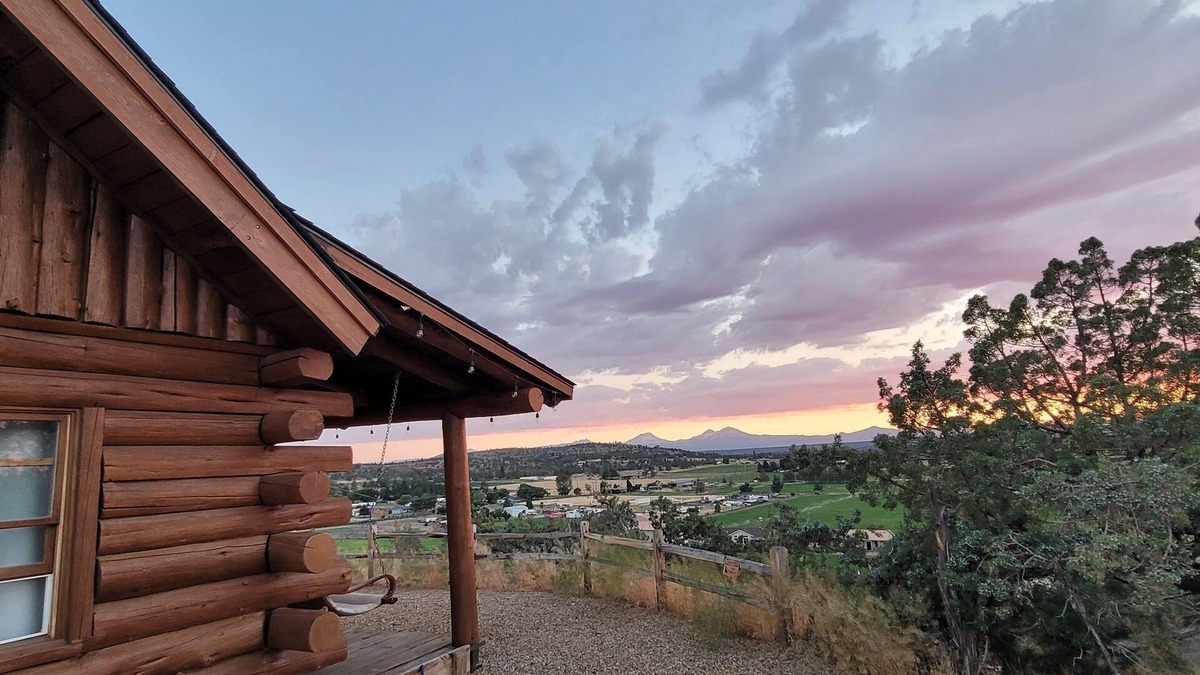 Terrebonne Cabin | Mountain View Cabin Oasis near Smith Rock on Multi-acre Property, Dog-Friendly!