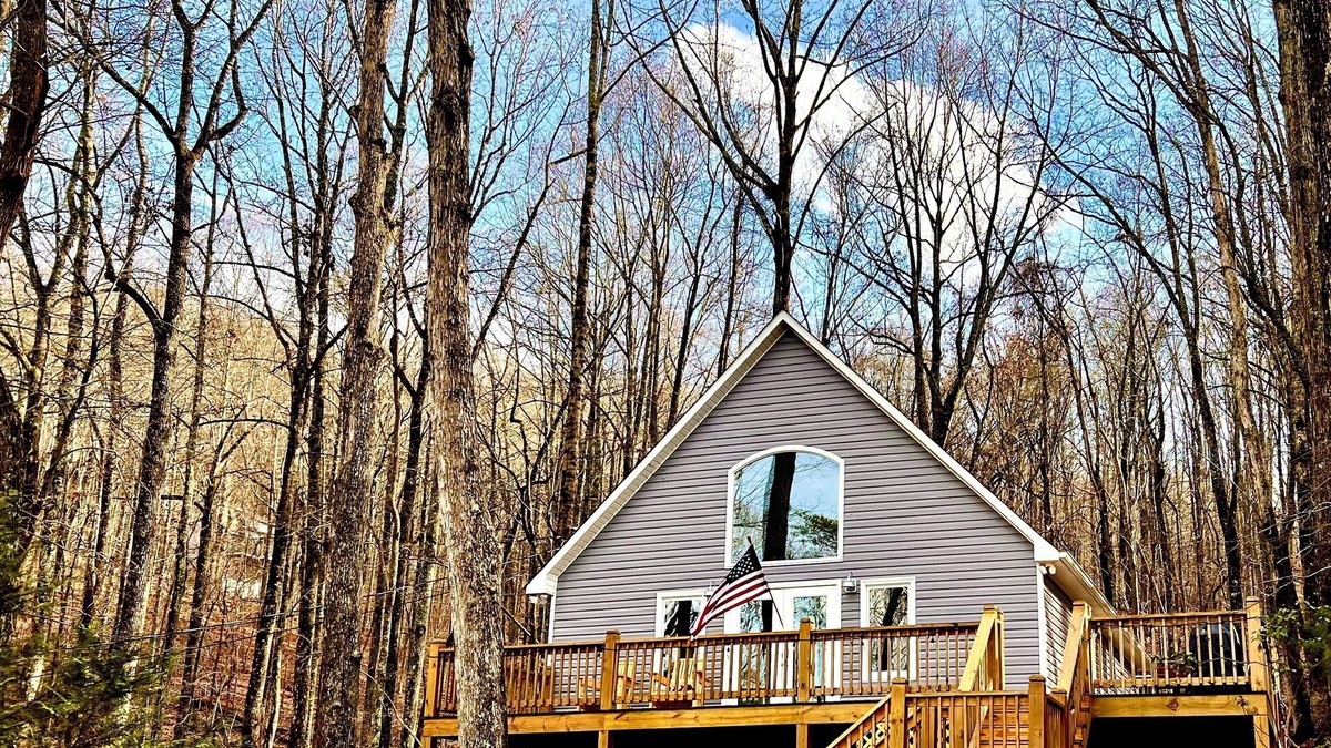 Walnut Mountain House | Mountain View ChaletnSunsets.HotTub.DogsnGameRoom