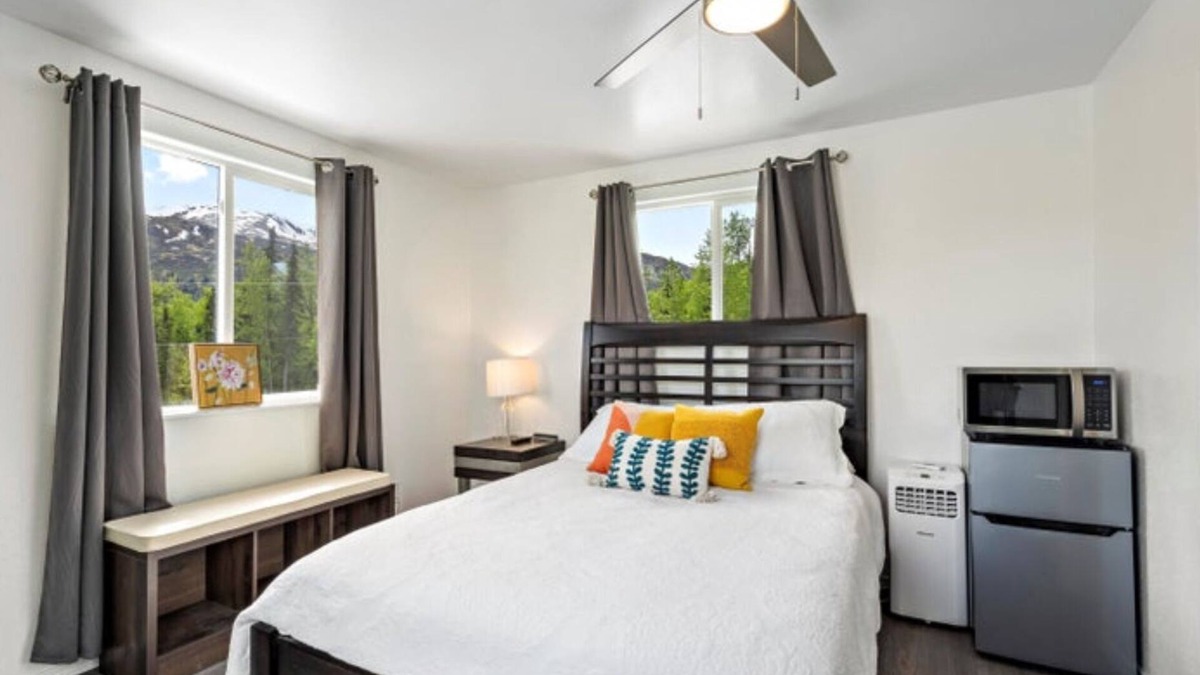 Chugiak Apartment | Mountain View Efficiency Apt Near Eklutna Lake