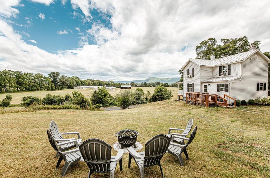 Luray House | Mountain View Farmhouse in Luray, Family Friendly