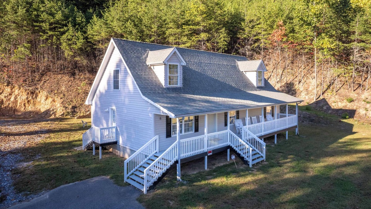 Cherokee Cabin | Mountain View-Fire Pit-Open Covered Porch-Wifi