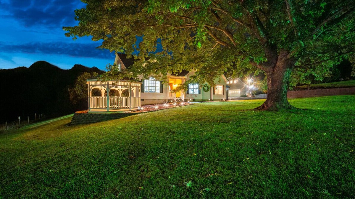 Sparta House | Mountain View Getaway with Ravine 🏞️ Fire Pit 🔥 Hot Tub ✨ Sleeps 24