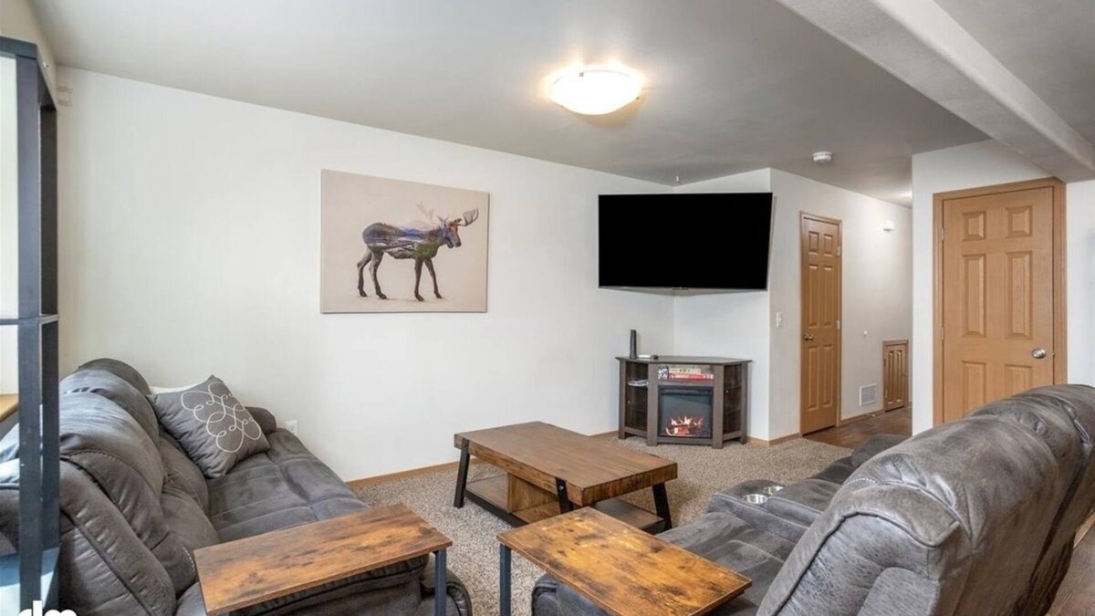 Knik-Fairview House | Mountain View Haven - Luxe Townhouse w/King Suite & Walk-In Closet