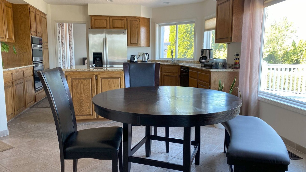 Beaverton House | Mountain View home close to hiking trails, city and main attractions.