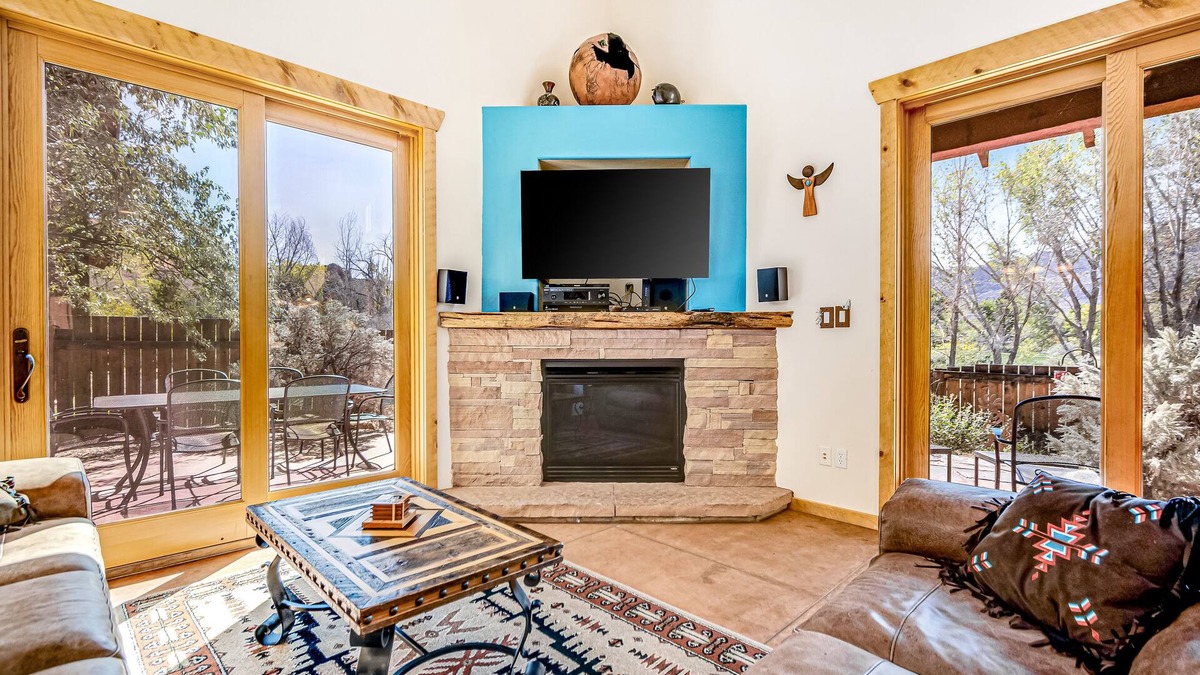 Coyote Run House | Mountain-view home with private hot tub & patio - close to golf & trails