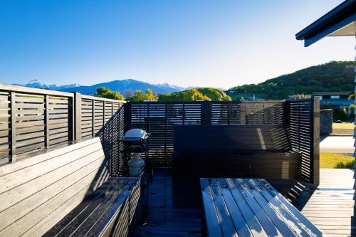 Kaikoura House | Mountain View - Kaikoura Holiday Home