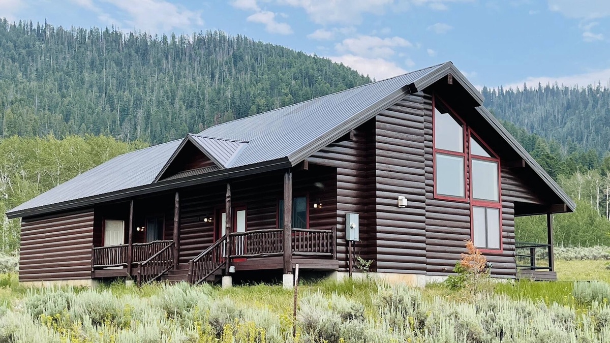 Island Park Cabin | Mountain View Lodge 10 min to YNP+WiFi+Hot Tub+AC