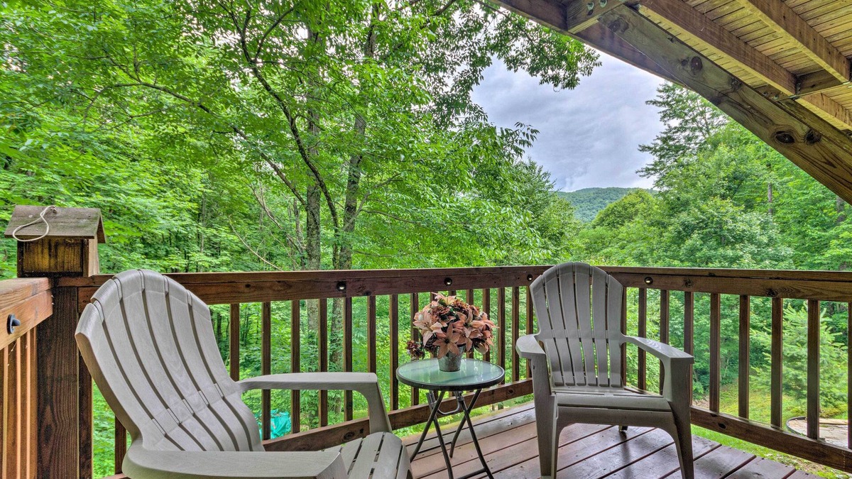 Settlers Ridge House | Mountain-View Maggie Valley Home w/2 Decks!