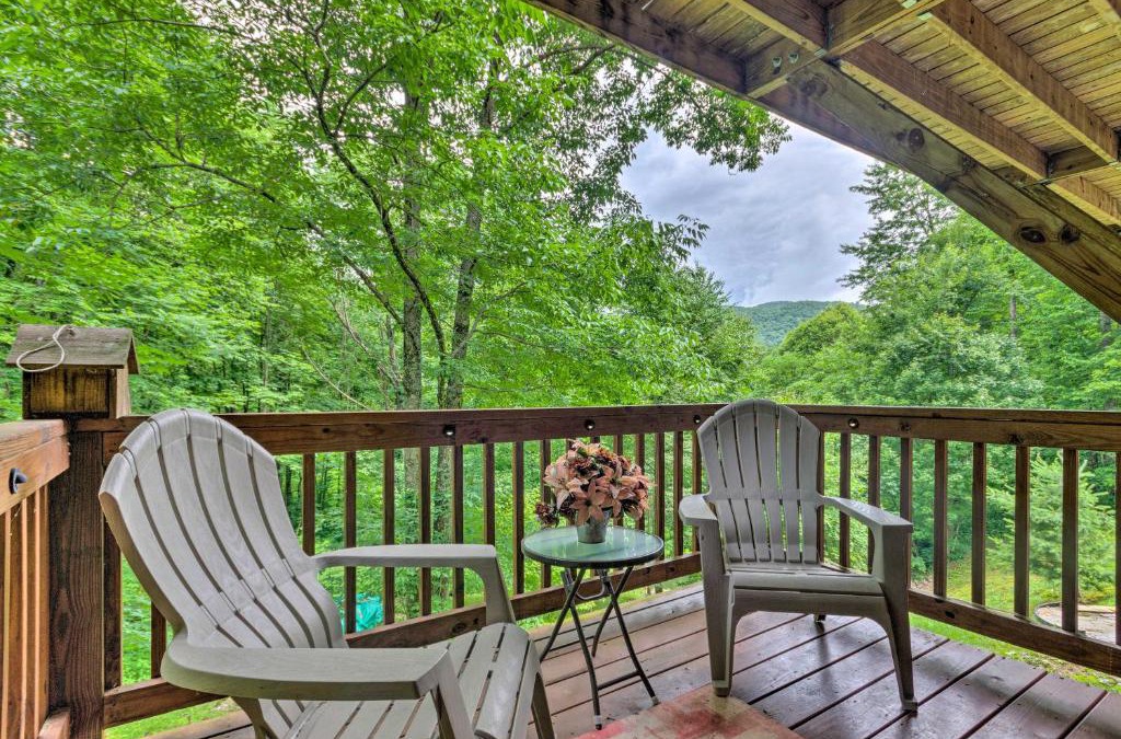 Settlers Ridge House | Mountain-View Maggie Valley Home with 2 Decks!