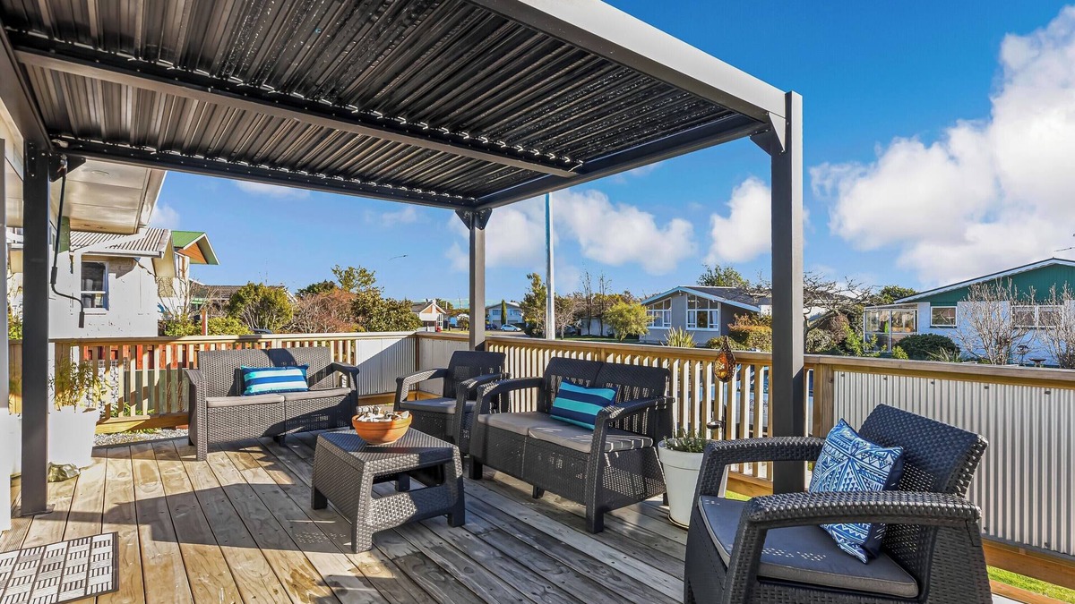 Stoke House | Mountain View - Nelson Holiday Home