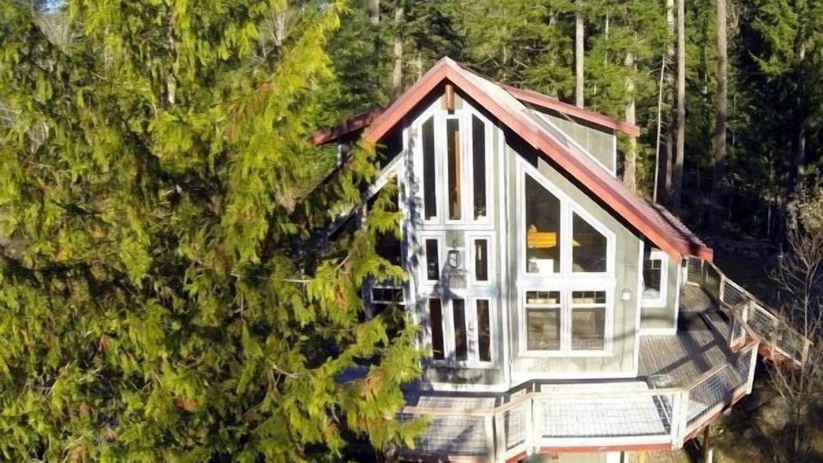 Warnick House | Mountain view, radiant floors, gas fireplace, huge fire pit, great for families!