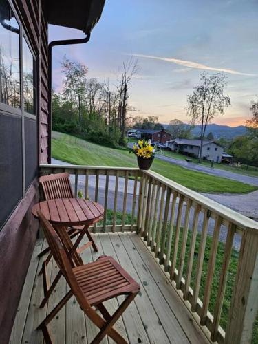 Shawanee Apartment | Mountain View Retreat 5 min to LMU