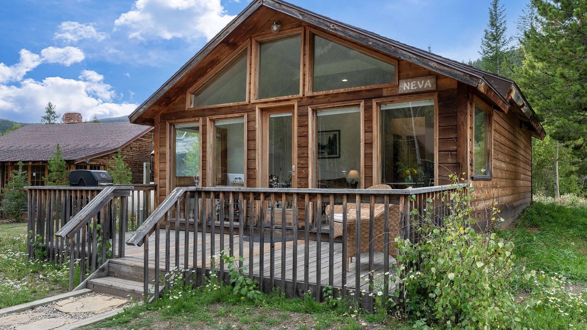 Granby Cabin | Mountain Views, Beautiful Deck, Pet Friendly, Hiking Trails, Near Lake Granby!