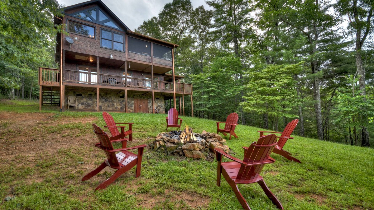 Blue Ridge Cabin | Mountain Views! Firepit! Hot Tub! Unwind, Unplug, Explore! Near the Toccoa River