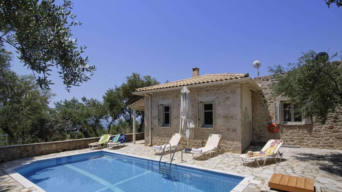Riglia Villa | Mountain views, short drive to beach/harbour
