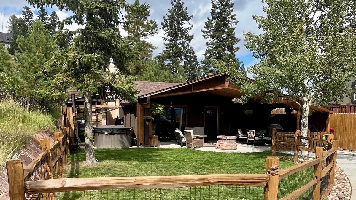 Woodland Park Cabin | Mountain Views-HotTub -Cozy Fireplace