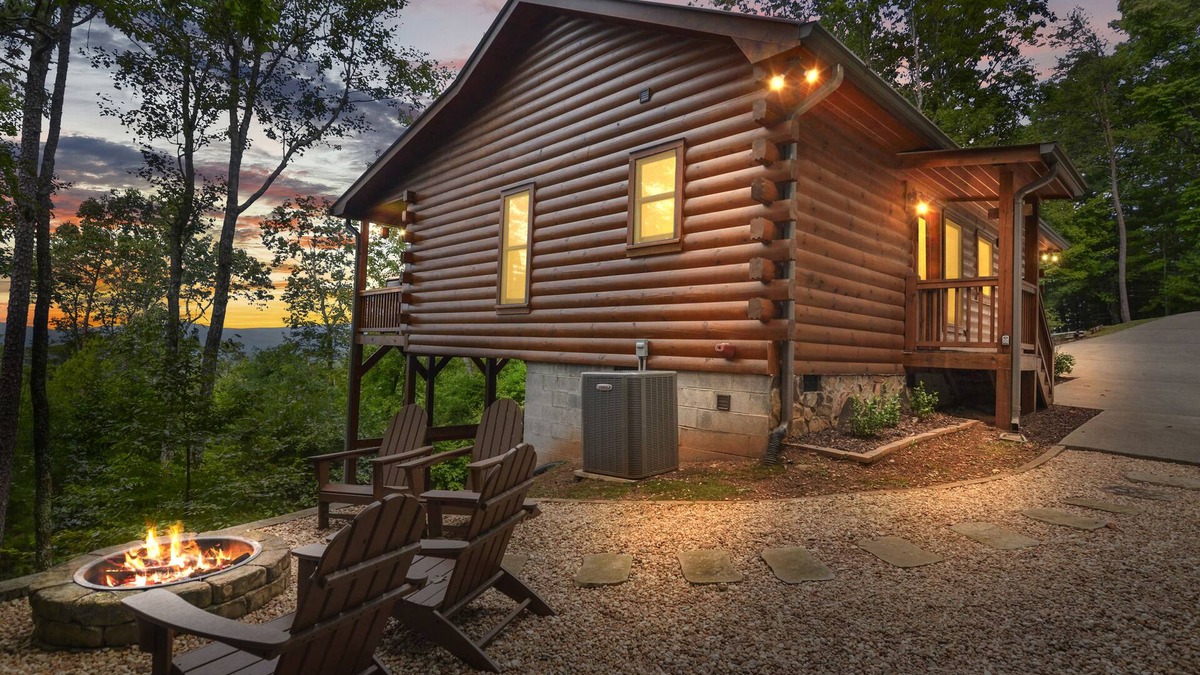 Hidden Lake Cabin | Mountain Views & just mins to City! Wood burning Fireplace, Hot tub, Fire pit