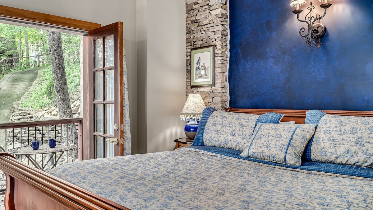 Townsend Hotel | Mountain Views | King Bed | Private Deck