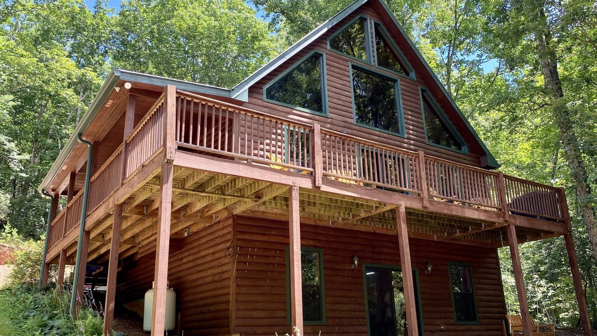Clarkesville Cabin | Mountainside cabin minutes from Helen, downtown Clarkesville and Yonah Mountain.