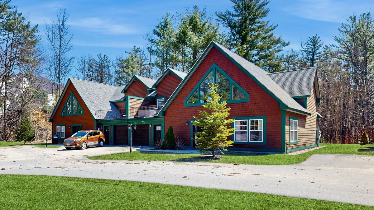 Cranmore Birches House | Mountainside townhome w/hot tub: walk to lift & downtown