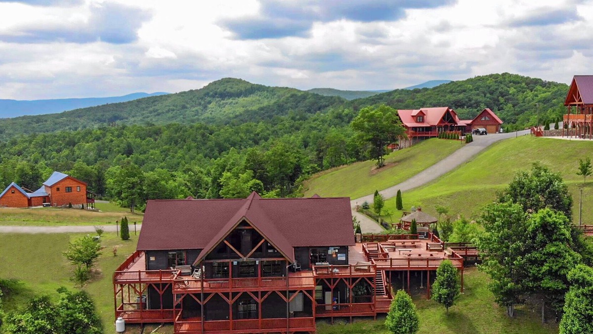 Dobson Cabin | MountainTop Compound Groups,Corporate Retreat,Weddings,Churches 10-40BR,n66 Beds