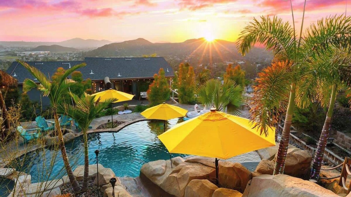 Lakeside House | Mountaintop Estate: Pool-Hot Tub-Theatre-Tiki Bar