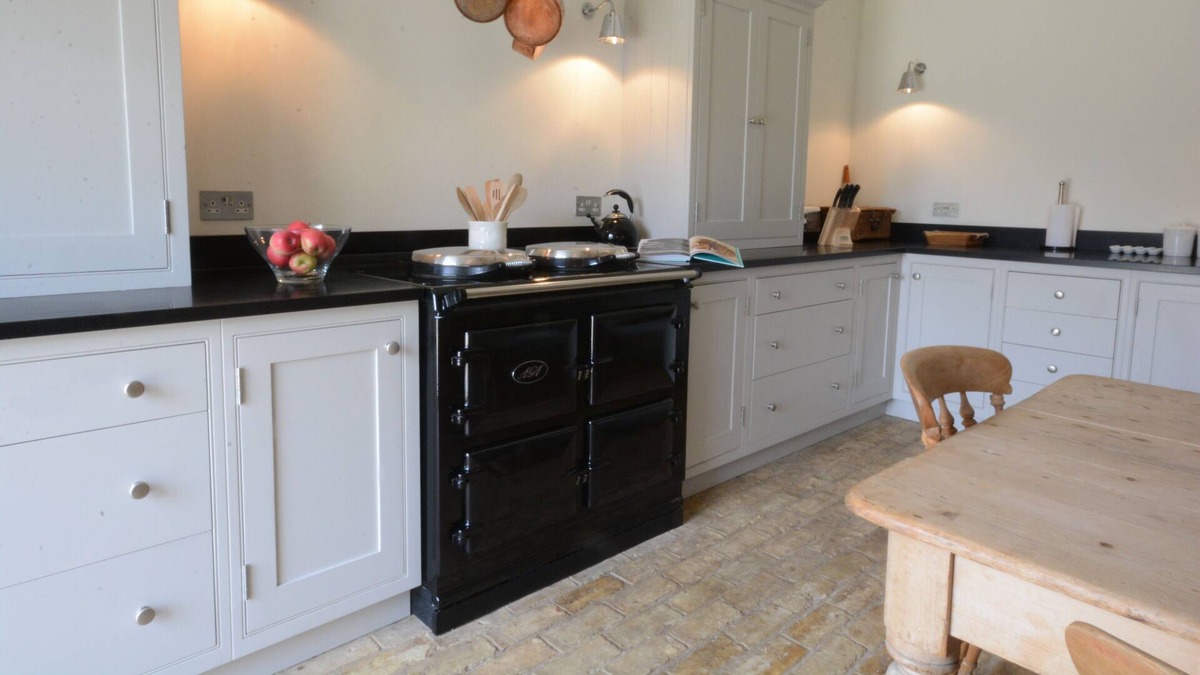 Ipswich Cottage | MOUSEHALL BARN, FLOWTON, pet friendly, with open fire in Hadleigh