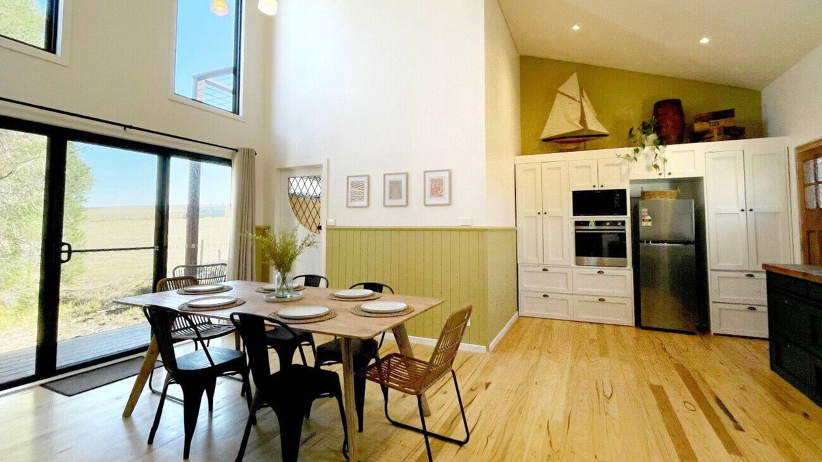 Sunderland Bay Apartment | Mr Bass Coastal Cottage w/Farm Views
