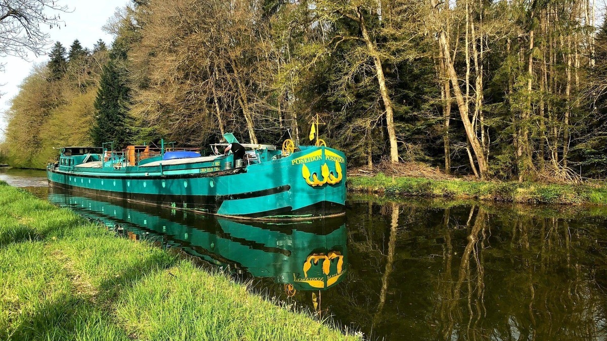 Languimberg Boat Rental | MS POSEIDON - Fantastic houseboat for up to 16 people in a nature reserve