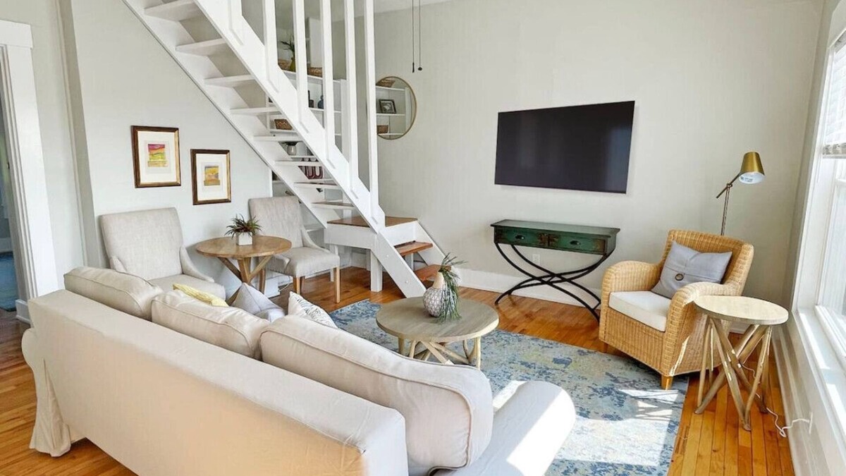 Mount Adams Apartment | Mt Adams 2BR | Deck | River Views | 3-min to Dtown
