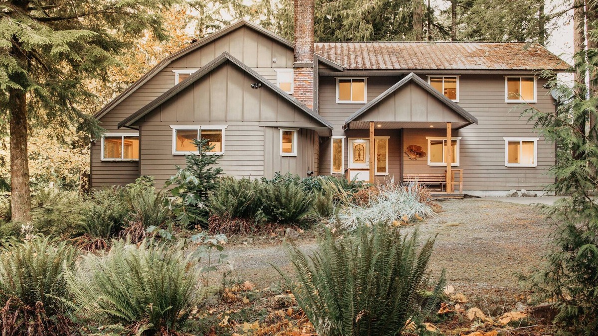 Warnick Cabin | Mt Baker Lodging Cabin 3 is a Very large cabin on acreage