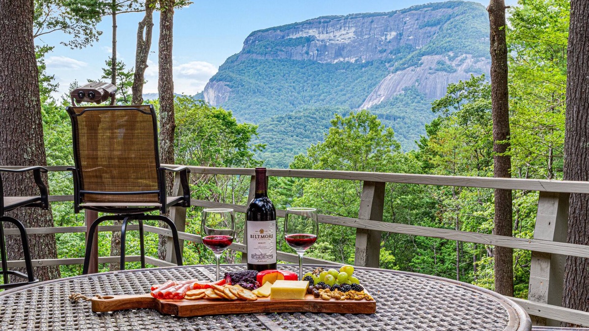 Cashiers House | Mt Getaway w/Spectacular Views, Hot Tub, Fire Pit, 10 acres, 4 miles to Cashiers