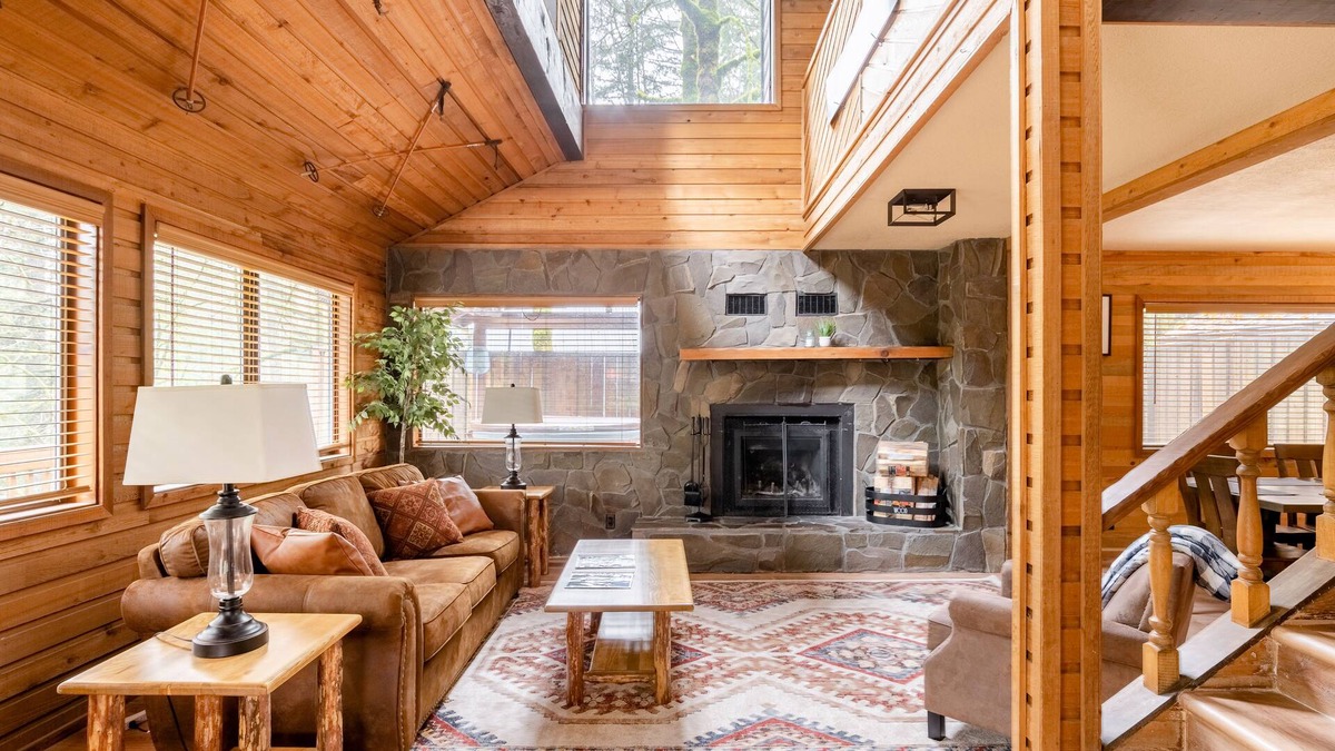 Zigzag Cabin | MT HOOD CABIN! Remodeled, 2500 sq ft, Sleeps 12!