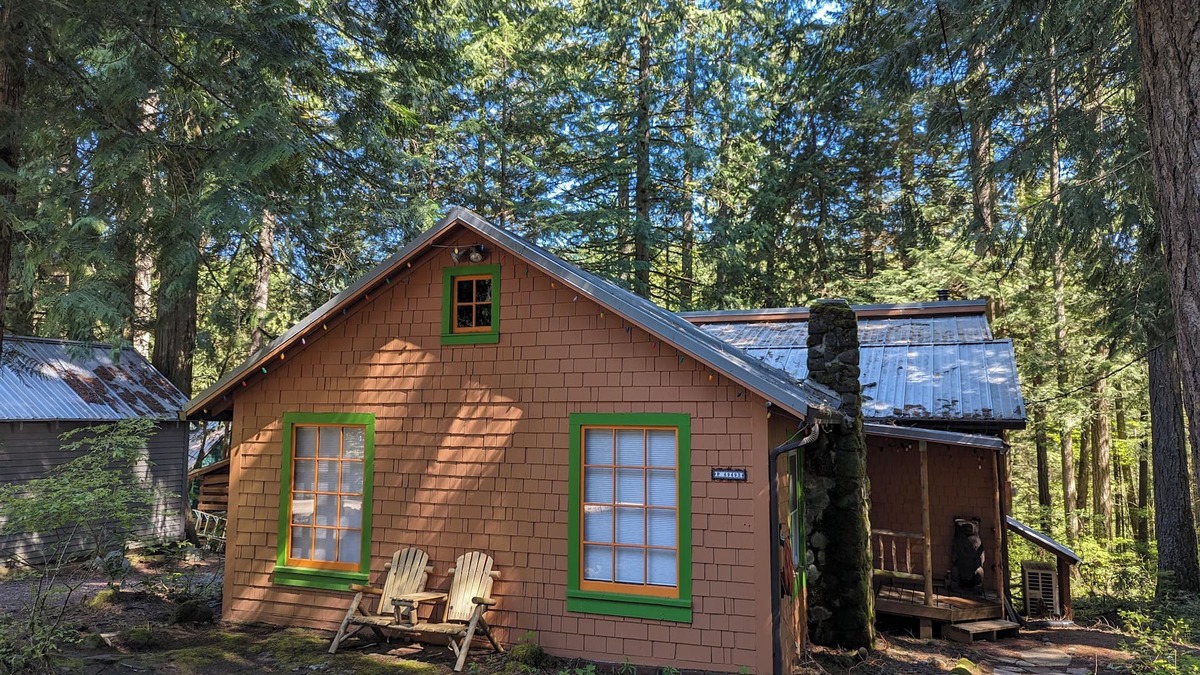 Zigzag Cabin | Mt Hood Riverfront Cabin with Hot Tub! Dog friendly!