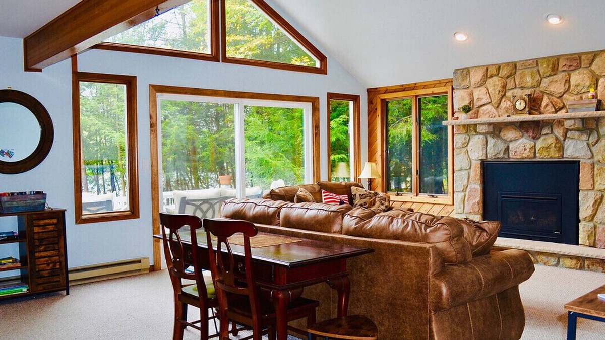Blakeslee Cottage | ⛷️⛱️⛰️Mt. Maplewood Lake Front❤️Romantic★1BR★HotTub★Fireplace★Games★Dogs+