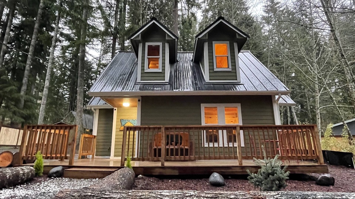 Ashford Cabin | Mt Rainier One Bedroom + Loft Cabin with Hot Tub