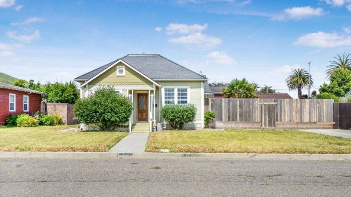 Lompoc House | Mt. Views & Modern Comfort