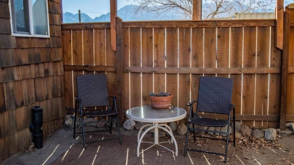 Independence Hotel | Mt Williamson Motel and Basecamp