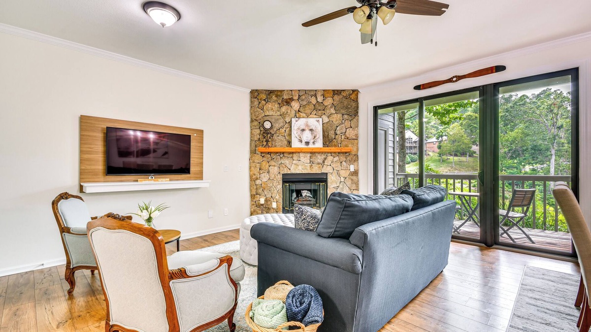Mountain Air Condo | Mtn Cabin w/Balcony & View in Burnsville!