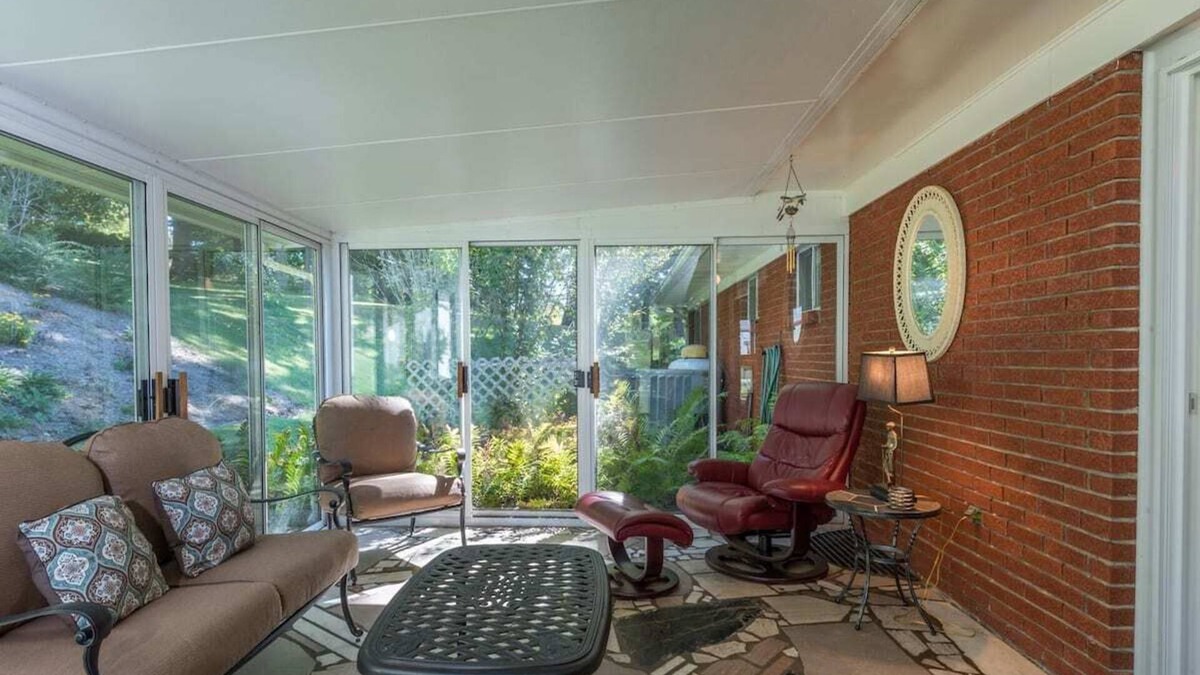 Burnsville House | Mtn Retreat~Mins to Downtown Burnsville, WiFi+Grill, EV Level 2 Charger, Private