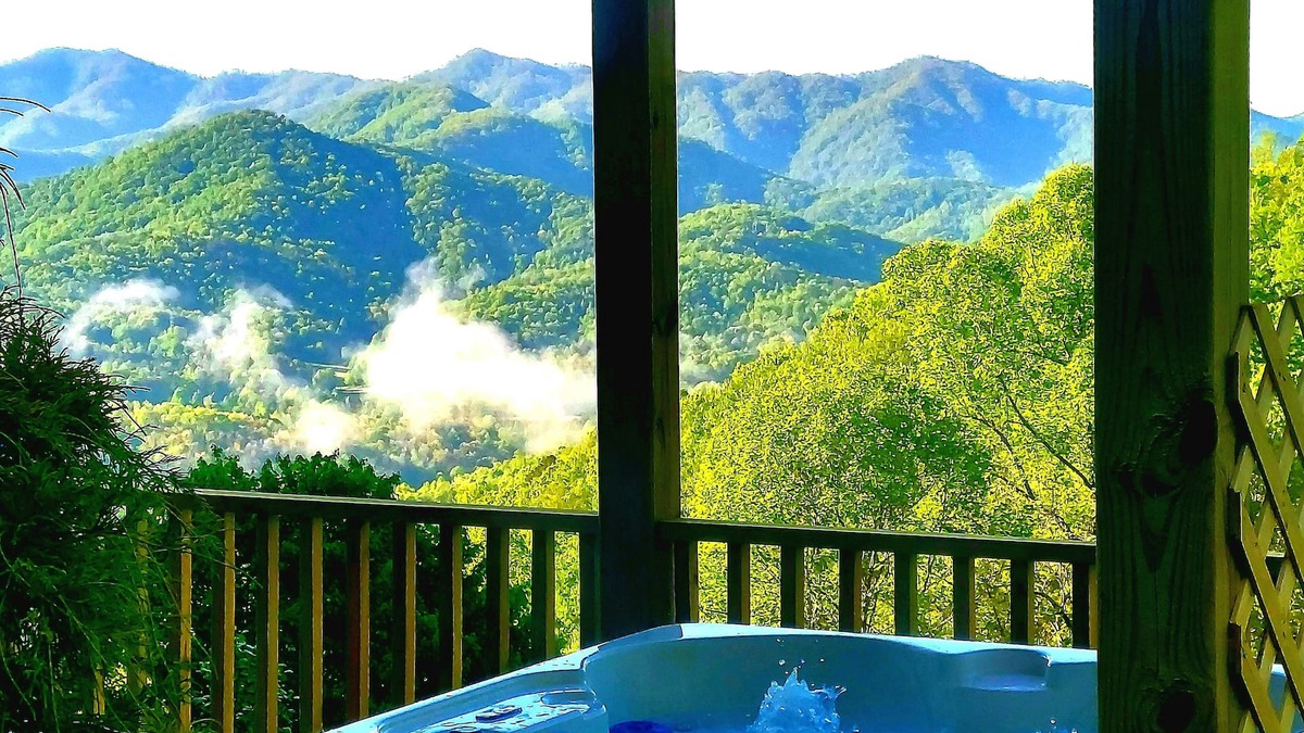 Bryson City Cabin | Mtn Top Cabin/Incredible Views/Cathedral Ceilings/WIFI/Hot Tub