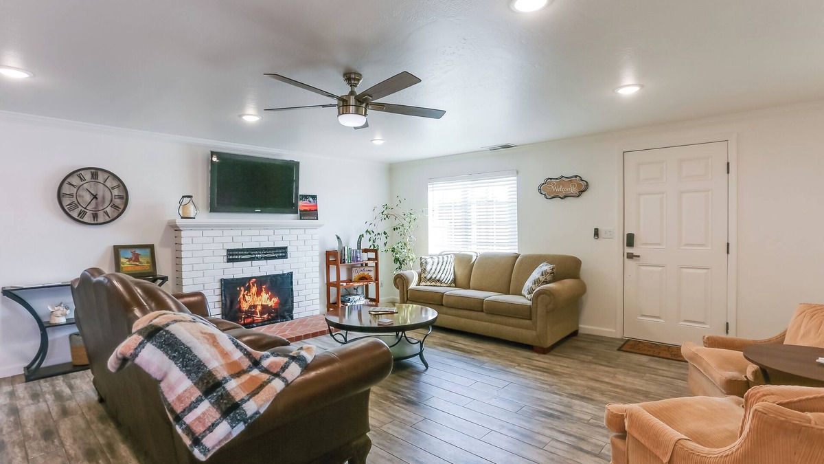 Woodlake House | Mtn-View Home w/Patio & Grill in Woodlake