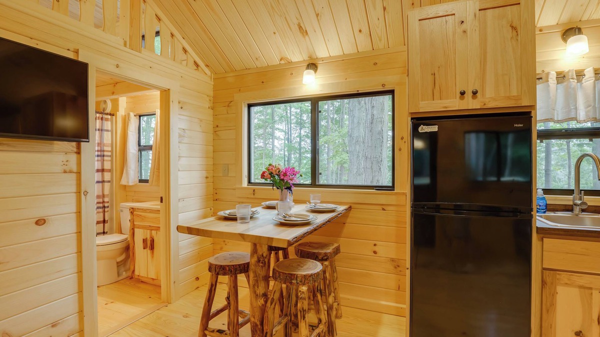 Cowanesque Cabin | Mtn-View Middlebury Center Cabin: Deck & Grill!