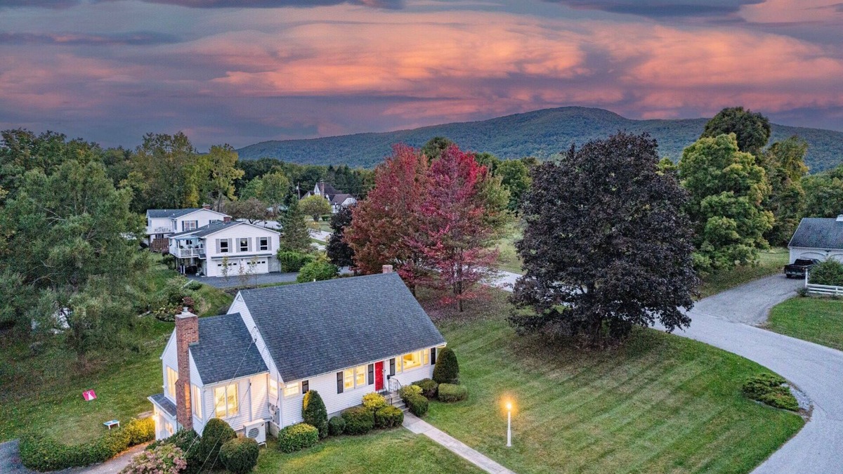 Bennington House | Mtn Views, 3 King Beds, Chef's Kitchen, Game Room