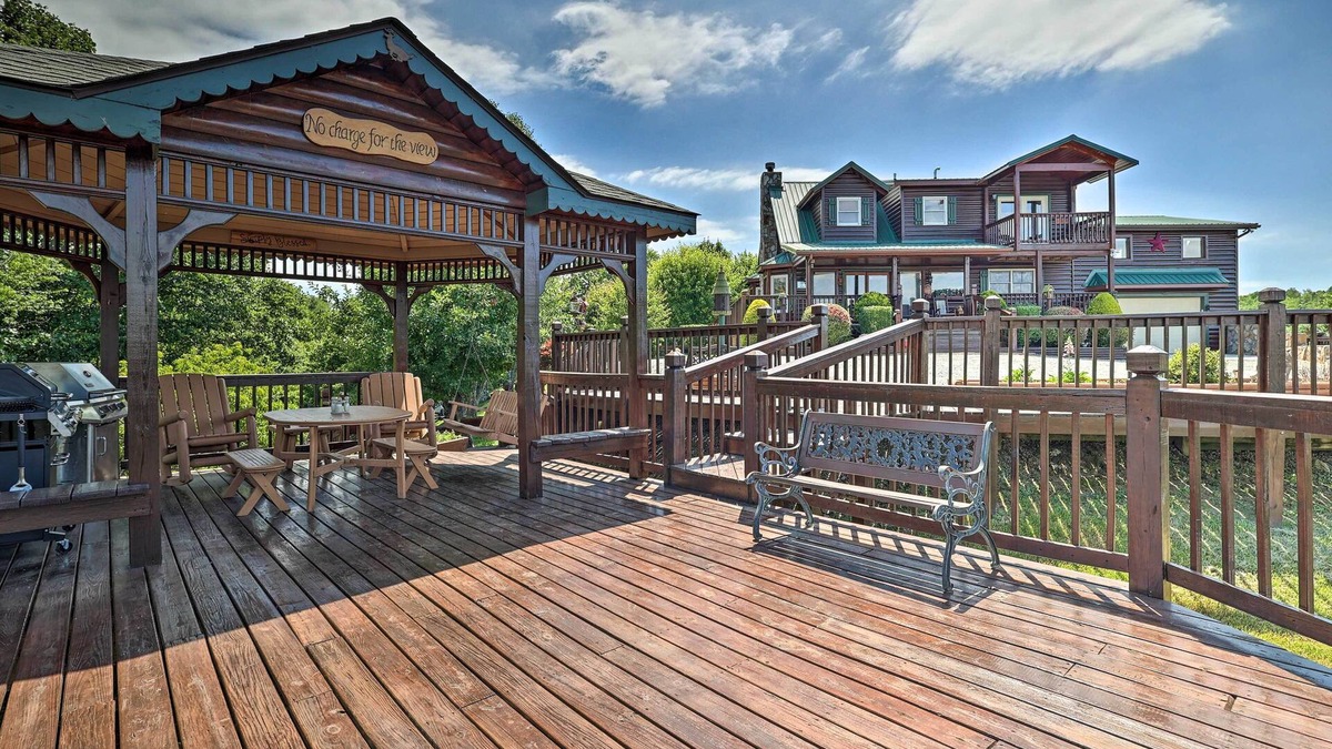 Piney Creek Cabin | Mtn Views & Fire Pit: Rustic Piney Creek Cabin