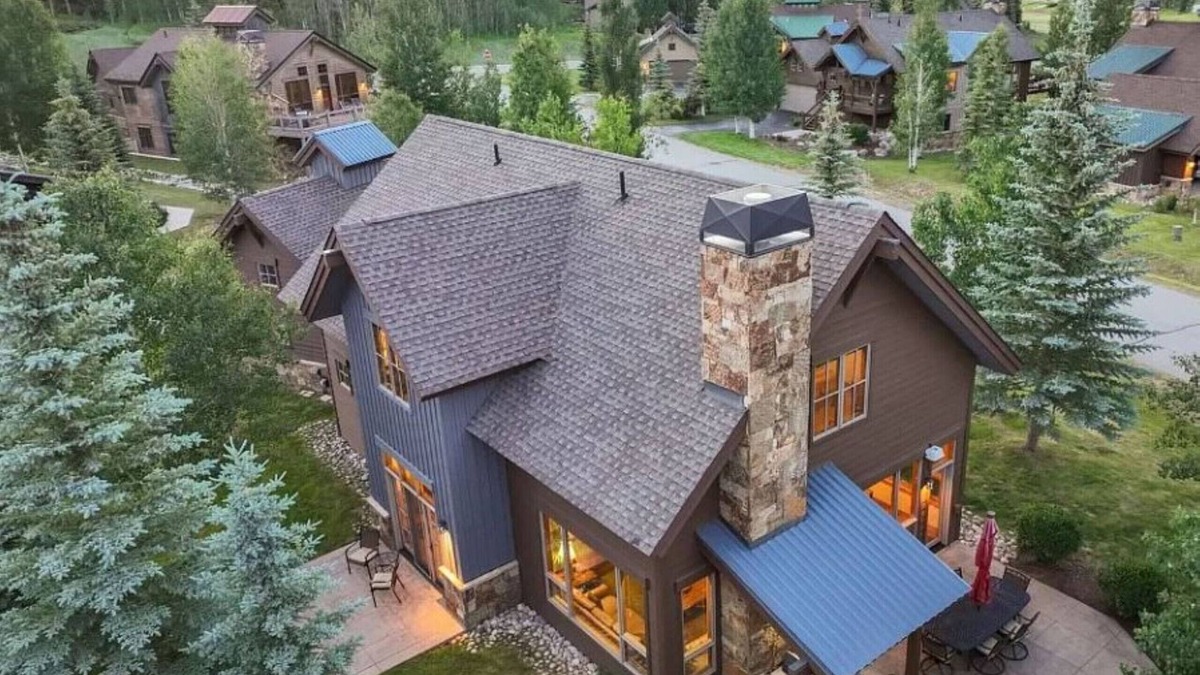 Three Peaks Ski Chalet | Mtn Views! Fire Pit, Dog Friendly, Ski, Hike, Play