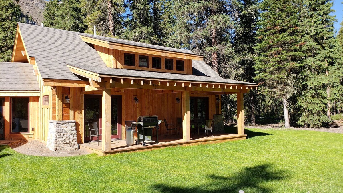 Cooke City-Silver Gate Cabin | MTNLUX Guest House Creekside Sauna and Hot tub