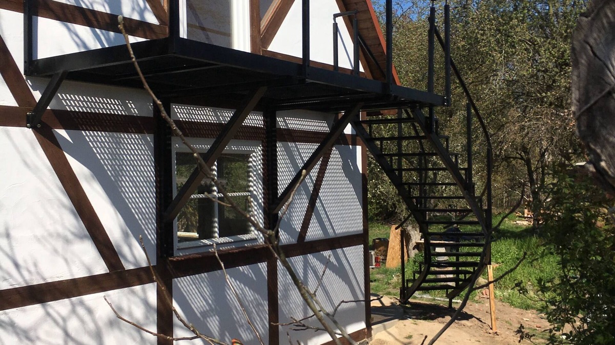 Kustrin-Kietz House | Mud building in the old apple orchard