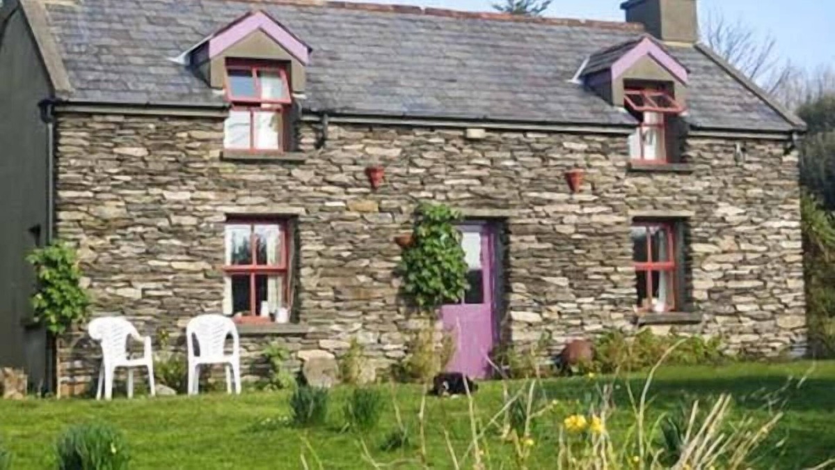 Goleen Cottage | MUDFLAT, pet friendly, with open fire in Goleen, County Cork